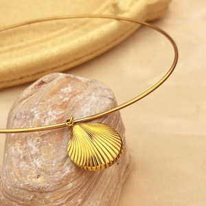 Gioielli Y & S, serie marina, collana geometrica in acciaio inossidabile con pendente a conchiglia liscia, placcata oro 18 carati. - Product Image 3