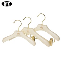Perlweißes Benutzerdefiniertes Baby- und Kinderkleiderbügel-Set aus Holz mit Goldhaken und Logo