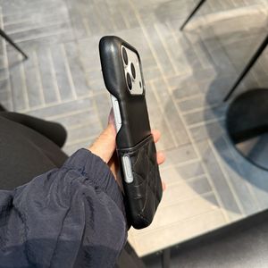 Étui de luxe matelassé antichoc pour iPhone 17 Pro Max 16/15/14/13 Pro <span class=keywords><strong>avec</strong></span> <span class=keywords><strong>porte</strong></span>-cartes et décorations métalliques de marque - Product Image 4