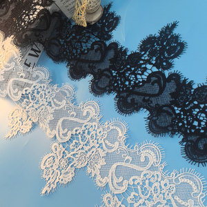 Passamaneria in pizzo ricamato floreale in poliestere nero idrosolubile effetto seta latte, 23,5 cm, bordo in pizzo bianco ricamato, all'ingrosso - Product Image 1