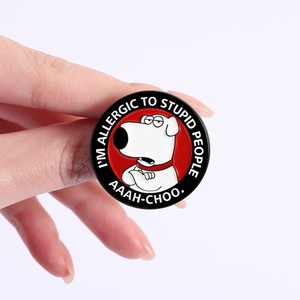 En gros, Broche en métal créative et mignonne en forme de chien, style dessin animé original, avec la citation 'Allergique aux humains stupides', Badge accessoire en métal - Product Image 4