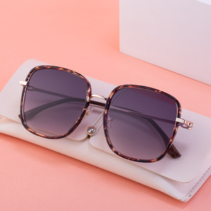 Lunettes de soleil polarisées carrées Dl-D6403 pour femmes, monture en métal, verres TAC, protection UV400, pare-soleil de classe 2 - Product Image 1