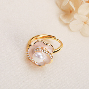 Anillo de Perlas de Agua Dulce Redondas y Planas con Camelia Chapada en Oro de 18K al por Mayor, Joyería Delicada con Perlas Reales para Mujer - Product Image 4