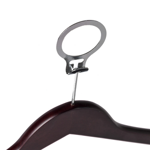 Vente chaude Cintres en bois massif personnalisés avec clip métallique rond <span class=keywords><strong>antivol</strong></span> pour hôtel - Product Image 4