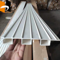 Panneaux muraux cannelés décoratifs d'intérieur en PVC WPC à grain de bois sans formaldéhyde Produits de qualité