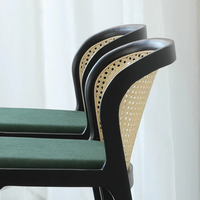 Chaise de bar au design minimaliste et simple, avec cadre en bois massif, dossier en rotin et assise rembourrée, pour bar à domicile ou cuisine