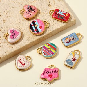 แกลเลอรี Pop Expressions จี้ห้อยสแตนเลสสตีลสำหรับเด็ก ชุบทอง 18K PVD  ลายเคลือบสีรูปหัวใจ ดาว และข้อความ - Product Image 4