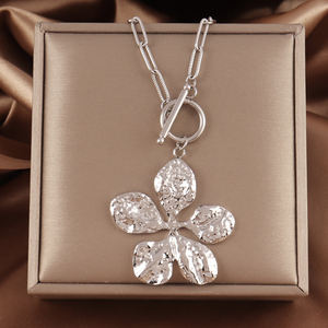 ユニークなテクスチャフラワーネックレス女性ステンレス鋼メッキ18Kゴールドキャストハンマーパターン5花女性チョーカーネックレス - Product Image 2