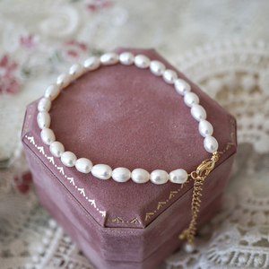 Pulsera de cuentas de perlas de agua dulce naturales de arroz pequeño chapado en oro de 18 quilates, joyería de pulsera de boda delicada - Product Image 5