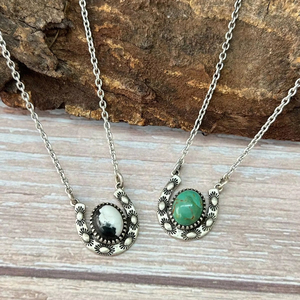 Collier fait main en argent sterling avec turquoise Kingman et buffle blanc en forme de fer à cheval - Product Image 1