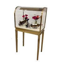 Vitrine de présentation vintage moderne, base rectangulaire sur piédestal, style postmoderne du milieu du siècle, éclairage LED interne, verrouillable