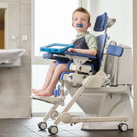Il s'agit d'une chaise de toilette et de bain moderne et adaptable conçue pour les enfants, les jeunes et les aidants.