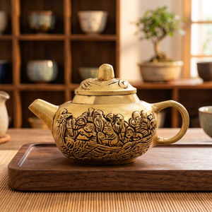Théière chinoise traditionnelle avec couvercle et poignée décorée de figures et motifs sculptés - Product Image 4