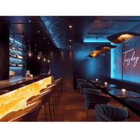 Tabourets de comptoir de bar circulaires en pierre d'onyx vert de haute qualité Comptoirs de bar demi-ronds à LED pour hôtel 5 étoiles
