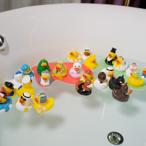 Regalo promocional 3 PULGADAS A granel amarillo goma patos vaquero Egipto plástico esquí PVC unicornio <span class=keywords><strong>flotador</strong></span> personalizado tiburón pato baño juguetes bebés - Product Image 6