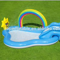 Fontaine gonflable pour enfants, jeux d'eau dans la piscine de pataugeoire d'été fraîche avec toboggan dans la pelouse de la cour