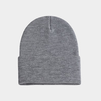 FashionForward Slouchy Beanie für Damen, die eine klobige Zopfmuster-Textur für Wärme und lässigen urbanen Herbst-Styling bietet.