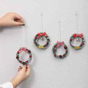 Mini Corona Navideña Transfronteriza Verde con Piñas, Lazo de Cinta, Adornos y Decoraciones de Copos de Nieve Blancos para Venta al por Mayor - Product Image 1
