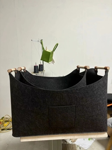 Cesto Porta Legna <span class=keywords><strong>in</strong></span> <span class=keywords><strong>Feltro</strong></span> Spesso Grigio Scuro, Varie Misure, con Manico <span class=keywords><strong>in</strong></span> Legno e Tasca Laterale, Trasportino per Legna da Ardere per Casa - Product Image 3