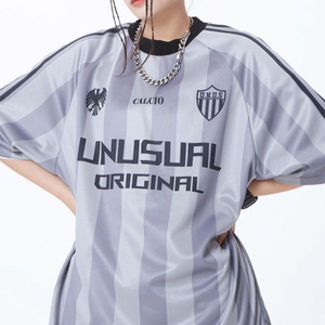 เสื้อยืดแขนสั้นสไตล์สปอร์ตสีชมพูลายทางแนวฮิปฮอป ทรงหลวมใส่สบายสำหรับทุกเพศ - Product Image 5