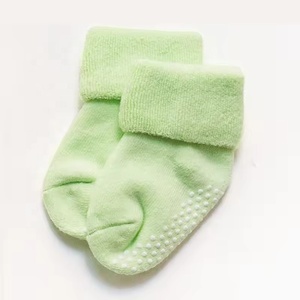 Chaussettes en coton éponge épais de couleur unie pour nouveau-nés, bébés et tout-petits, antidérapantes, respirantes et biologiques pour l'été – Vente en gros - Product Image 3