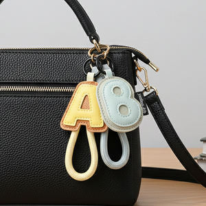 سلسلة مفاتيح إبداعية أنيقة من البولي يوريثان بتصميم الحروف الأبجدية الـ 26، سلسلة مفاتيح بلاستيكية، قلادة حقيبة للأزواج، هدية صغيرة للنساء - Product Image 2