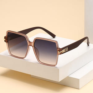 แว่นกันแดดทรงสี่เหลี่ยมโพลาไรซ์สไตล์ยุโรปสำหรับผู้หญิง ป้องกันรังสียูวี 400 กรอบพีซี เลนส์ TAC ระดับ 2 - Product Image 4