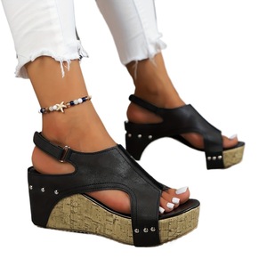 Nouvelles sandales compensées épaisses en PU respirant avec rivets et fermeture Velcro pour femme, style bouche de poisson, idéales pour l'été et l'extérieur - Product Image 1