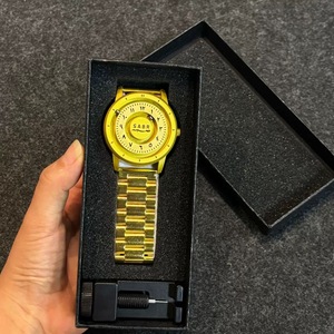 Orologio da Polso al Quarzo Eutour E025 da Uomo, Sportivo e alla Moda, con Cinturino in Acciaio Inossidabile, Scheletro Teschio, Numeri Romani Arcobaleno e Sfera Magnetica - Product Image 6