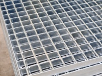 Grille en acier galvanisé, à barres soudées, robuste, à surface striée ou lisse, pour passerelles, couvertures de fossés municipaux, marches d'escalier et applications industrielles