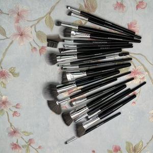 YRX Professional 20 piezas mango de aluminio negro Juego de brochas de maquillaje de pelo sintético para rubor facial y aplicación de polvo - Product Image 1