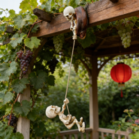 Ornement d'arbre en résine d'escalade sur roche squelette - Design ludique, parfait pour la décoration d'arbre de jardin et la décoration suspendue d'extérieur pour Halloween