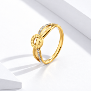 Anillo de Acero Inoxidable en Tono Dorado con Circonita, Chapado al Vacío en Oro de 14K, Medallón con Números Romanos y Banda Dividida - Product Image 1