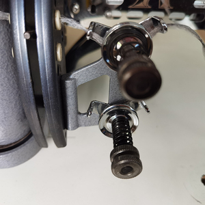 เครื่องเย็บผ้าโอเวอร์ล็อคแบบเข็มเดี่ยว รุ่น RN-2502D ความเร็วสูง สำหรับเย็บขอบพรมปูพื้นรถยนต์ วัสดุหนา  ระบบคอมพิวเตอร์ควบคุมการเย็บแบบเดินเท้า - Product Image 5