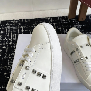 Baskets basses en cuir blanc pour femme avec strass noirs et accents cloutés, à lacets, chaussures décontractées - Product Image 3