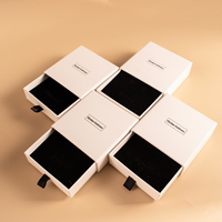 Boîtes cadeaux blanches personnalisées avec logo, pochette à bijoux en microfibre et insert de protection – Offre Spéciale