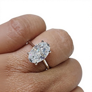Bague de fiançailles solitaire en or jaune 14 carats avec grand diamant ovale de laboratoire de 2 carats, sertie de griffes, monture cathédrale - Product Image 1