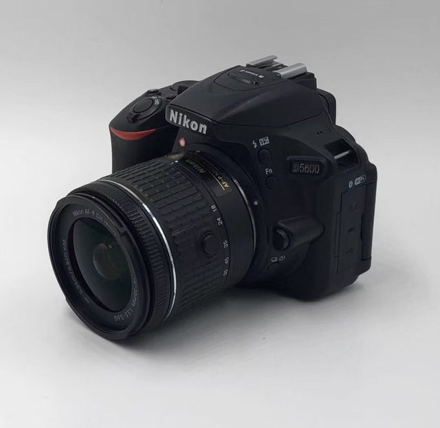 Wholesale Price Digital Camera APS-C Camera D5600 with 18-55mm Lens Whole Set Camera