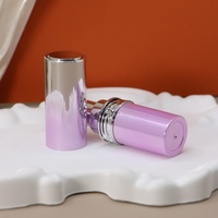Tube de rouge à lèvres vide Yuecai, dégradé lavande argenté, effet ombré chromé, avec col embossé et embout incliné, vente en gros
