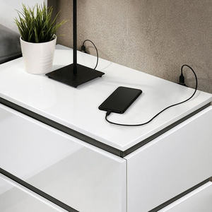 DB Contemporary 1PC Mesita de noche blanca con acabado de alto brillo con detalles metálicos Mesita de noche con puerto USB y altavoz Muebles de dormitorio - Product Image 4