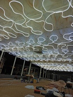 Rideaux de plafond en tissu en forme de S sur mesure de luxe avec bande lumineuse LED pour la décoration de mariage, d'événements et de fêtes
