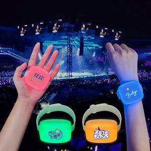 Logo personalizzato modello di testo LED Glow Silicone braccialetto 15 colore telecomando festa incoraggiante ingranaggio per feste promozionali forniture - Product Image 1