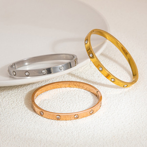 Brazalete de acero titanio Starry Sky con incrustaciones de diamantes y engaste de bisel chapado en oro de 18 quilates para regalo. - Product Image 3