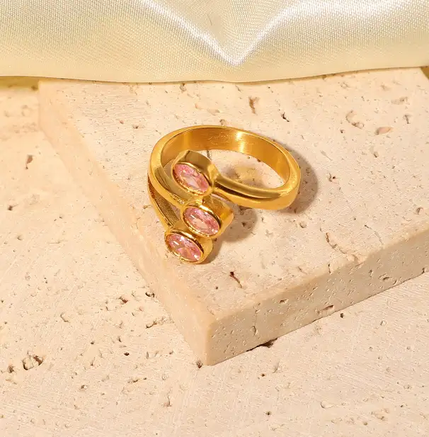 Cincin Zirkon Berlapis Emas 18K PVD, Perhiasan Cincin Bentuk Daun Tiga Merah Muda Bening Batu CZ untuk Wanita