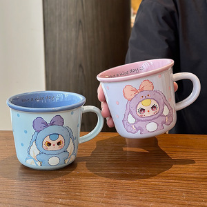 Mignonne tasse en céramique pour enfants de 2 à 4 ans, tasse individuelle avec poignée et cuillère, motif violet, collection Printemps 2025 - Product Image 4