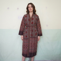 Chaqueta de invierno floral Kantha acolchada de algodón no tejido de secado rápido, cosida a mano y estampada en serigrafía.