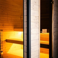 Sauna |   Cabane de luxe moderne minimaliste panoramique en bois gris avec cadre noir pour l'extérieur