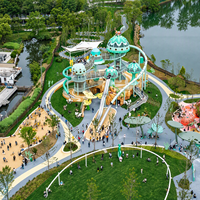 Aire de jeux extérieure sur mesure sur le thème des parcs d'attractions, grands toboggans pour enfants, tours de grimpe et filets d'escalade, adaptées aux parcs et aux stations balnéaires