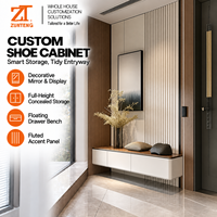 Console d'entrée flottante avec panneau miroir, mur à lattes et tiroirs dissimulés pour projets d'aménagement intérieur d'appartements modernes