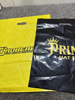 Sacs en plastique personnalisés avec logo imprimé pour boutiques de vêtements, poignée découpée, de Guangzhou
